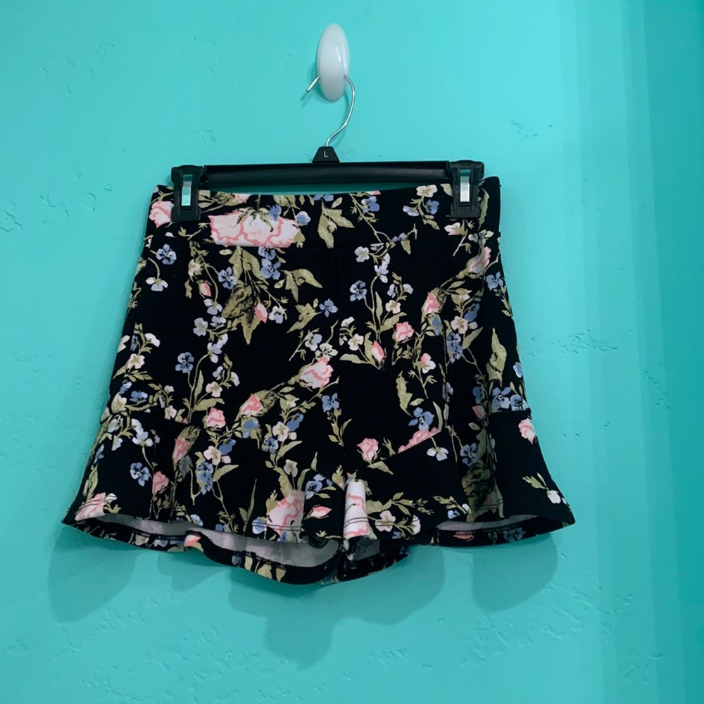 Leith Black Ruffle Floral Shorts Size XS